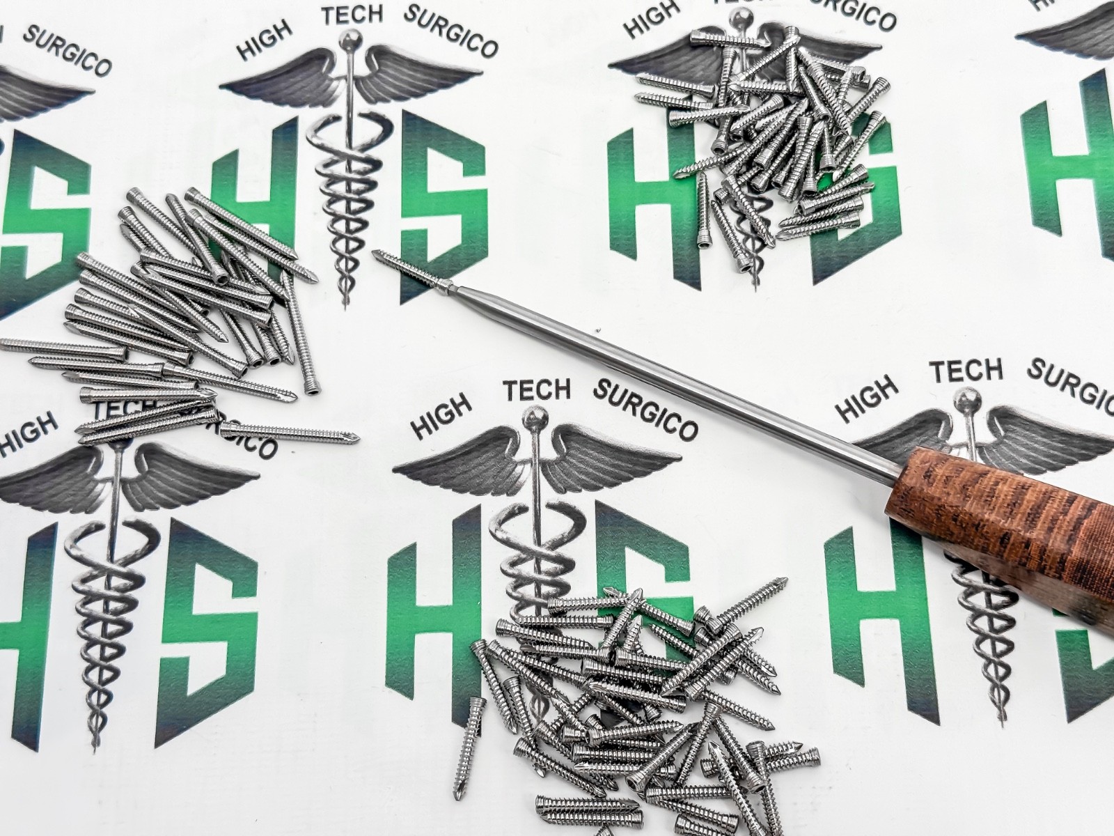 2.7 Locking Screws Self Tapping Stainless Steel 316L with screwdriver (101 pcs)