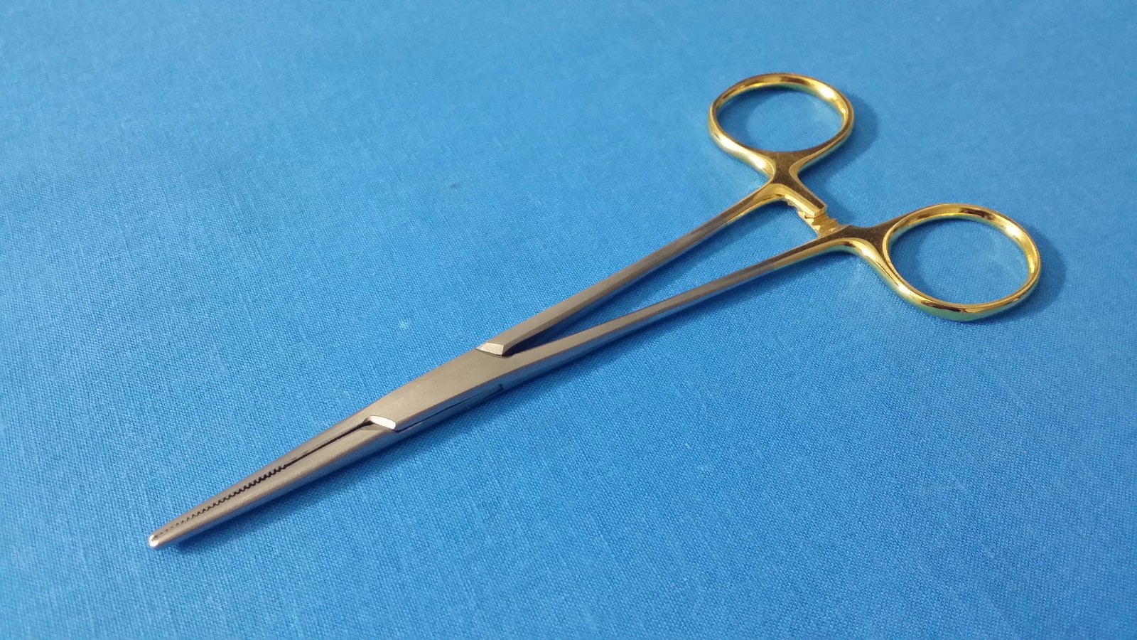 O.R GRADE KELLY HEMOSTAT LOCKING SURGICAL FORCEPS 5.5″ STRAIGHT WITH GOLD HANDLE