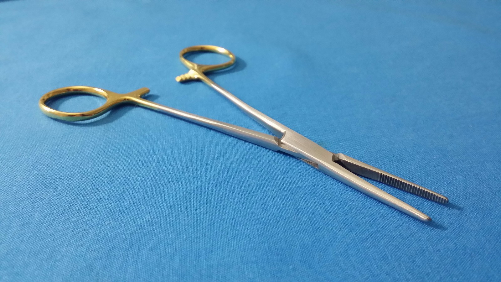 O.R GRADE KELLY HEMOSTAT LOCKING SURGICAL FORCEPS 5.5″ STRAIGHT WITH GOLD HANDLE