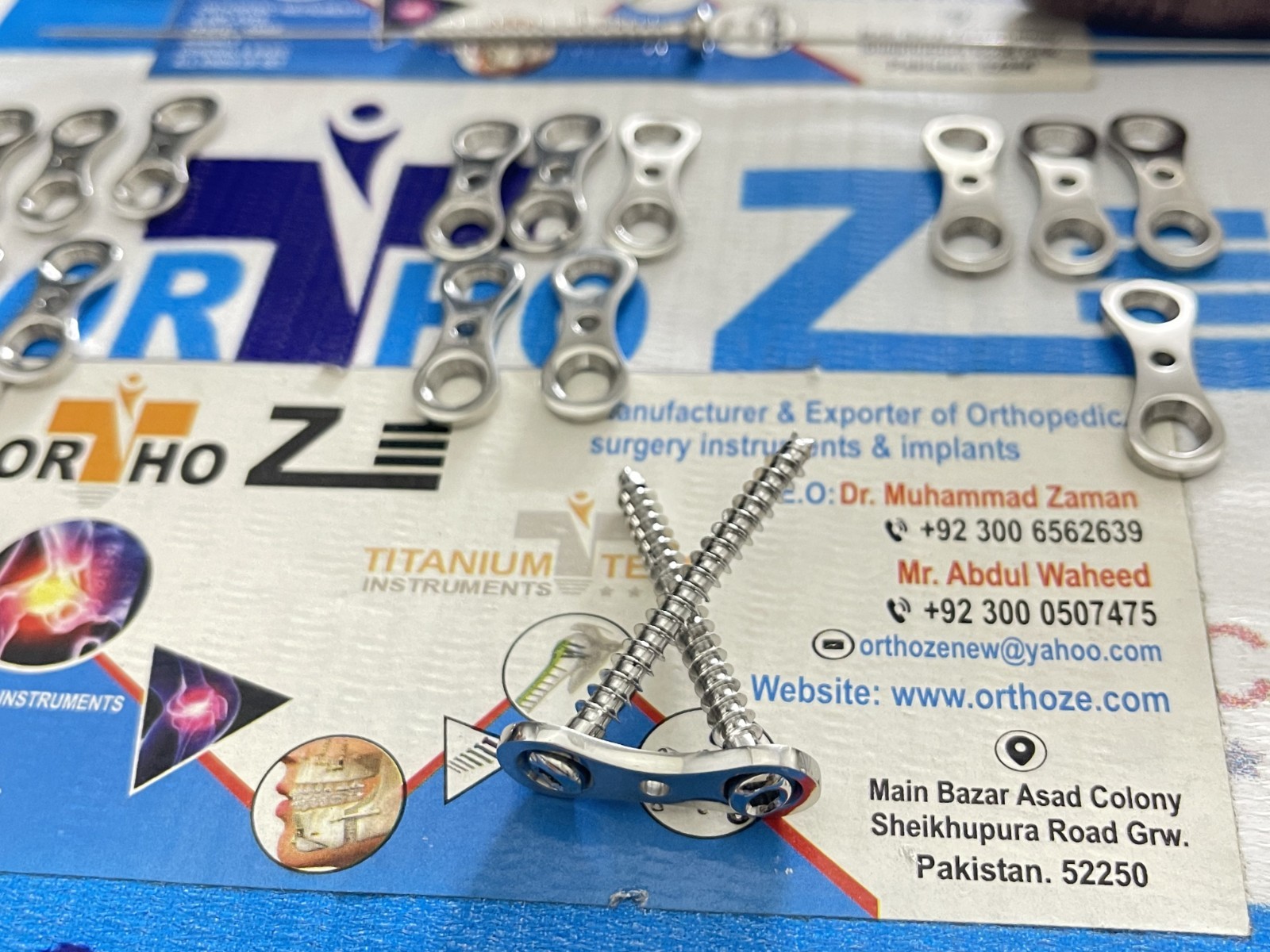 Eight-Plate with 4mm Cannuläted Cäncellous Screws (40 Pcs),Stainless Steel 316L