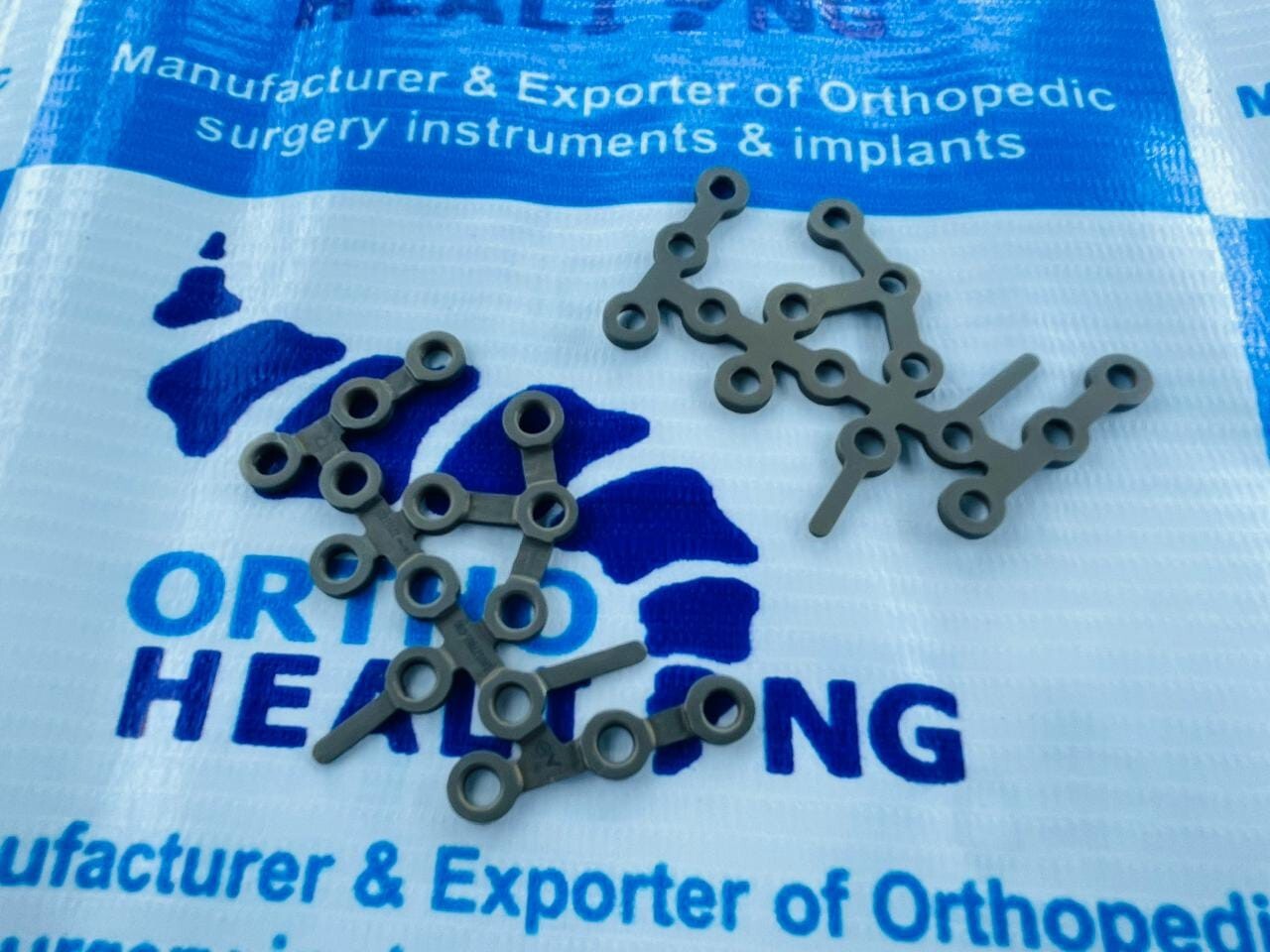 2 Left 2 Right 65mm & 70mm & 3.5mm locking screws 12 to 40 Titanium Grade 5