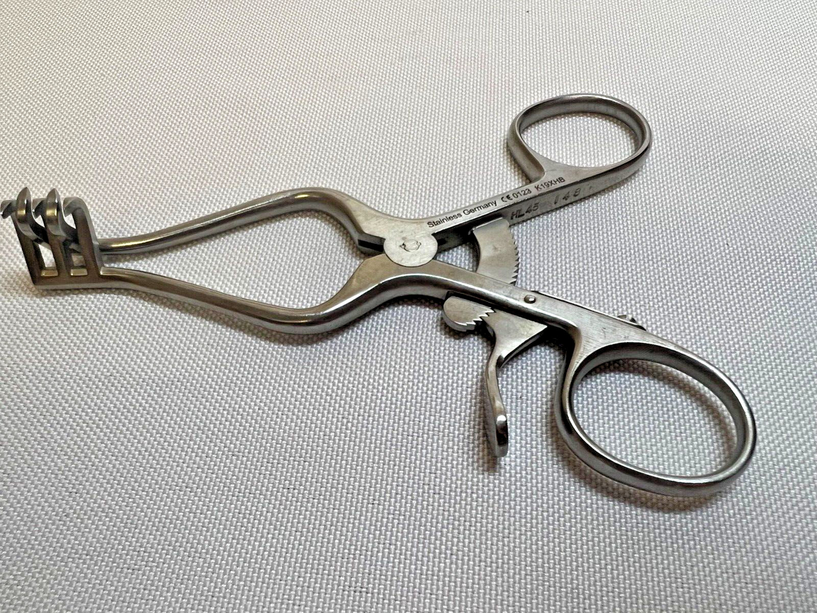 V. Mueller OS5532 Weitlaner Baby Retractor 2 X 3 Sharp Prong 4-1/4″ Length