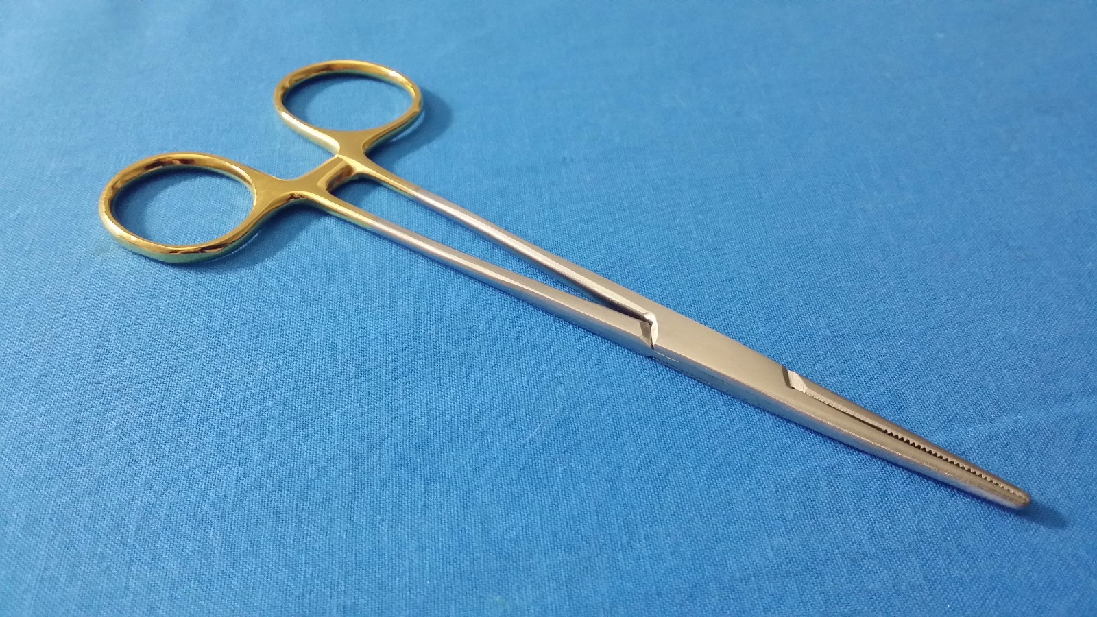 O.R GRADE KELLY HEMOSTAT LOCKING SURGICAL FORCEPS 5.5″ STRAIGHT WITH GOLD HANDLE