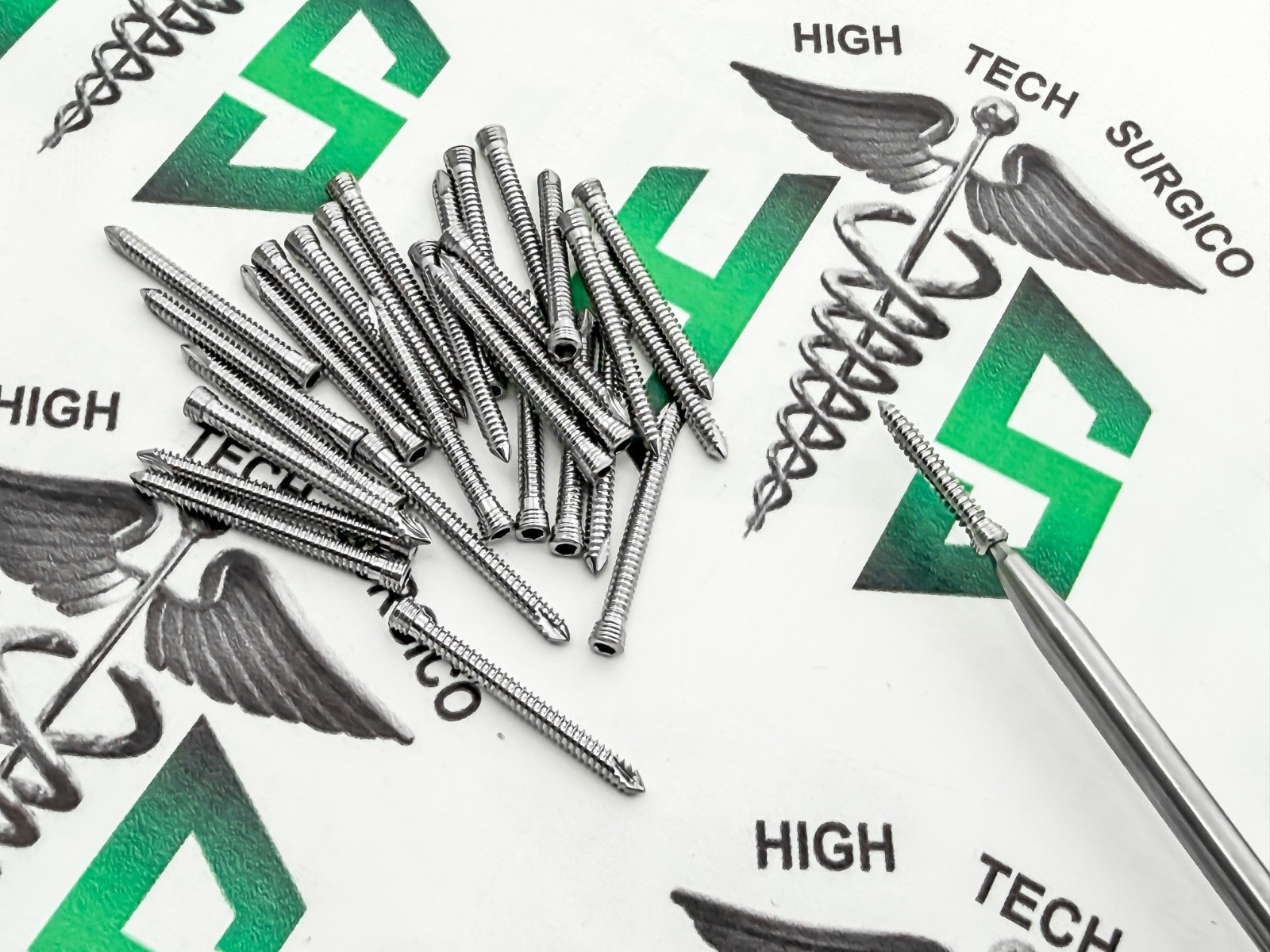 2.7 Locking Screws Self Tapping Stainless Steel 316L with screwdriver (101 pcs)