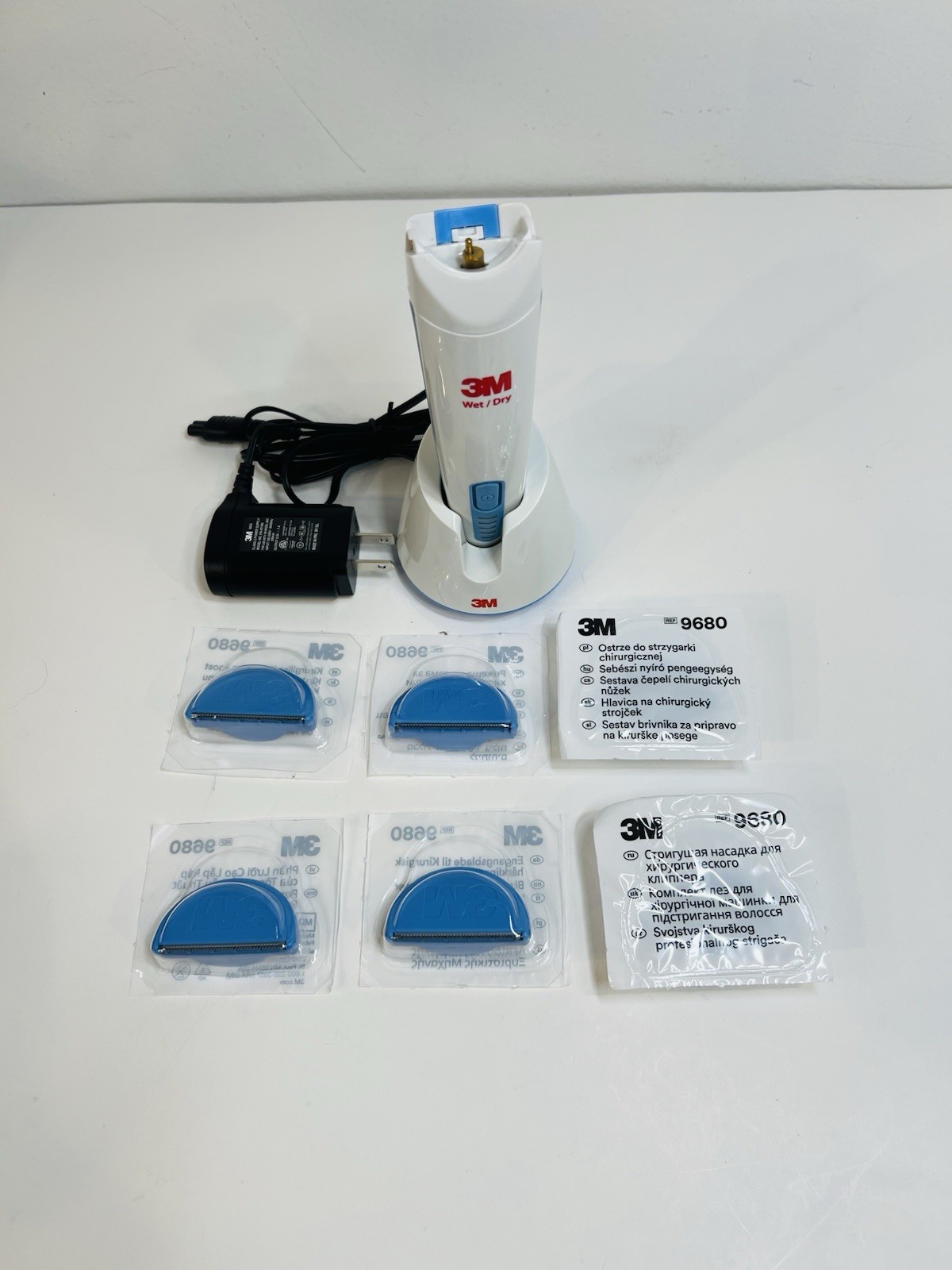 3M 9681 Surgical Clipper Shaver Drop-In Charger Stand & 6x 9680 Blades / Heads