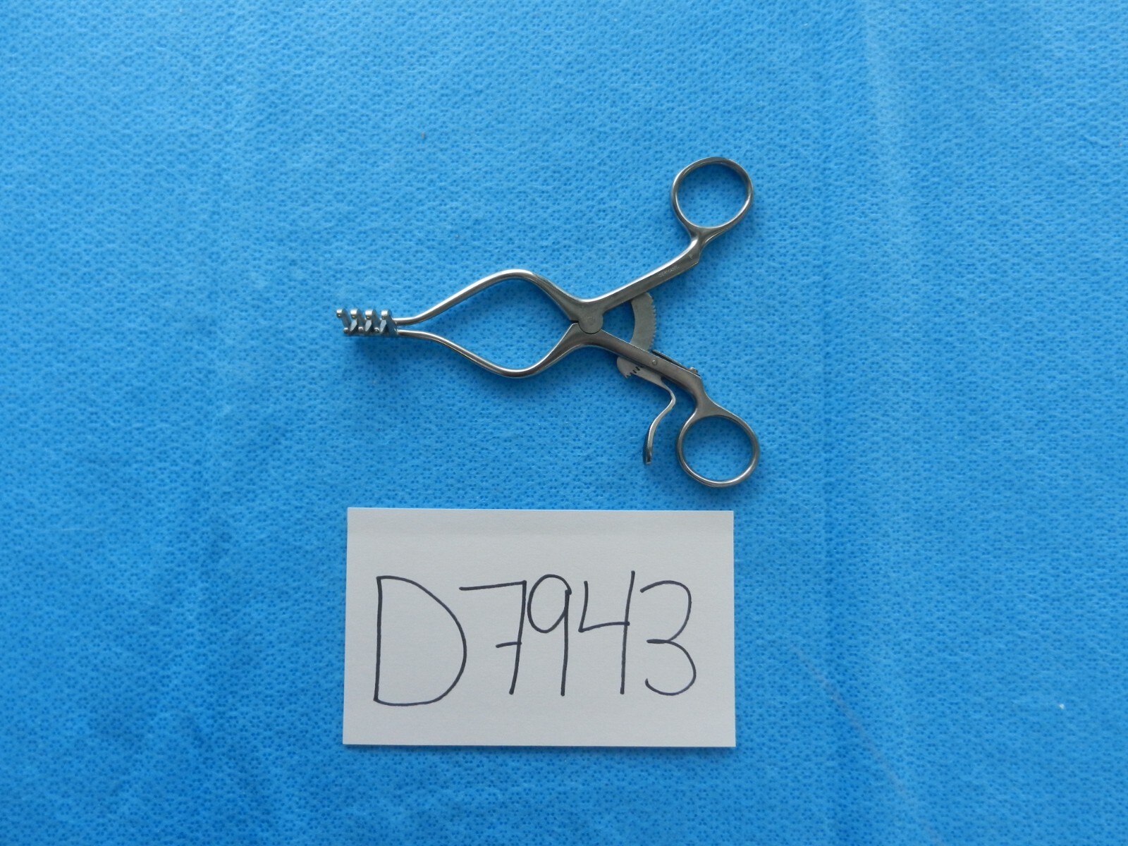 D7943 V. Mueller Weitlaner 3×4 Sharp Prong Retractor 14cm Overall Length SU3110