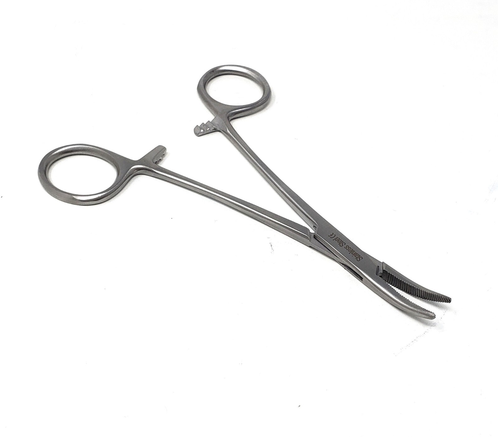 O.R GRADE MOSQUITO HEMOSTAT LOCKING FORCEPS 5″ CURVED FULL SERRATED