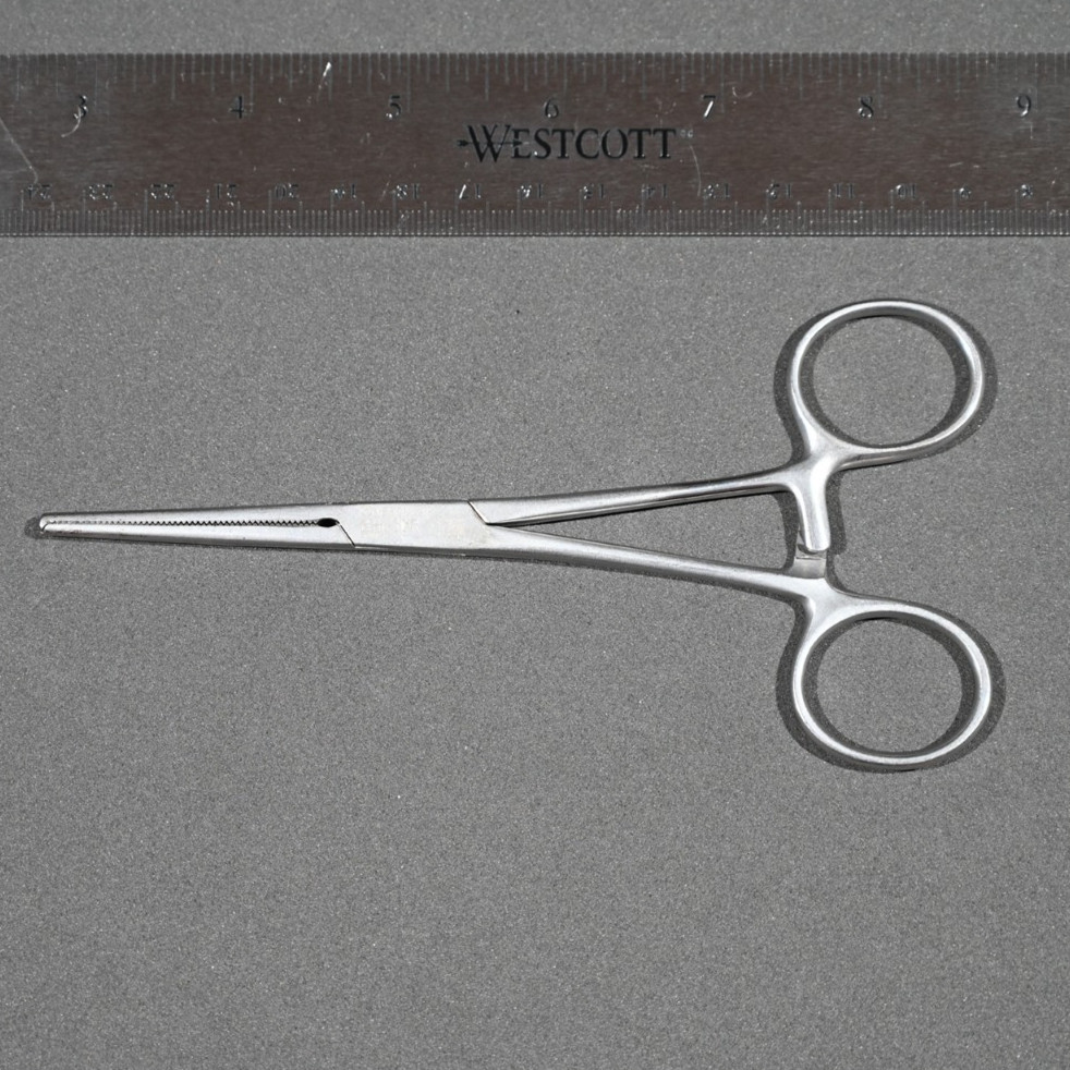 Aesculap BH630R Kocher Forceps Straight 1×2 Teeth 6 in Surgical Clamp