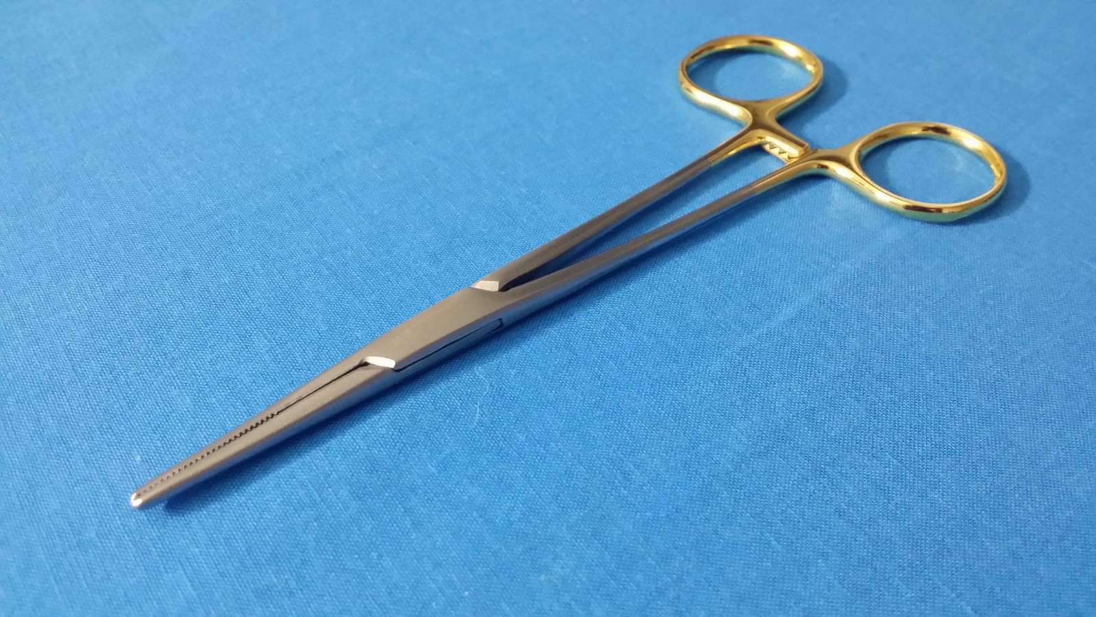 O.R GRADE KELLY HEMOSTAT LOCKING SURGICAL FORCEPS 5.5″ STRAIGHT WITH GOLD HANDLE
