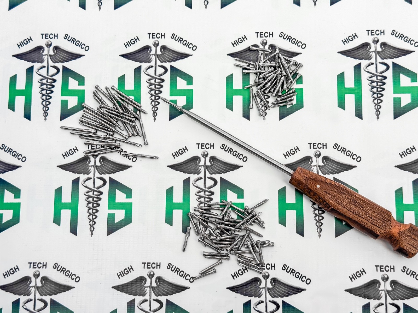 2.7 Locking Screws Self Tapping Stainless Steel 316L with screwdriver (101 pcs)